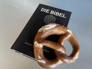 Breze und Bibel auf hellem Hintergrund