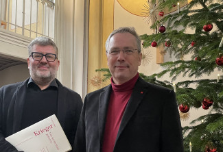 Im Mittelpunkt der Christvesper stehen eine barocke Kantate und eine Predigt, die die Weihnachtsbotschaft auspackt. (v.l.n.r.) Kirchenmusikdirektor Ralf Albert Franz und Dekan Jochen Wilde