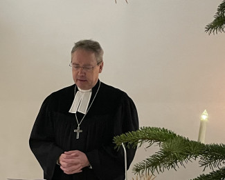 Beim Gottesdienst zum Jahresausklang in der Stadtpfarrkirche spricht Dekan Jochen Wilde im Wechsel mit der Gemeinde Psalm 121.