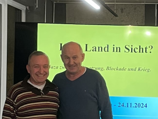 Pfarrer Thomas Plesch (re) bedankt sich bei Johannes Zang (li), Kenner der Menschen im Heiligen Land für seinen differenzierten Vortrag mit Lesung zum Nahostkonflikt.
